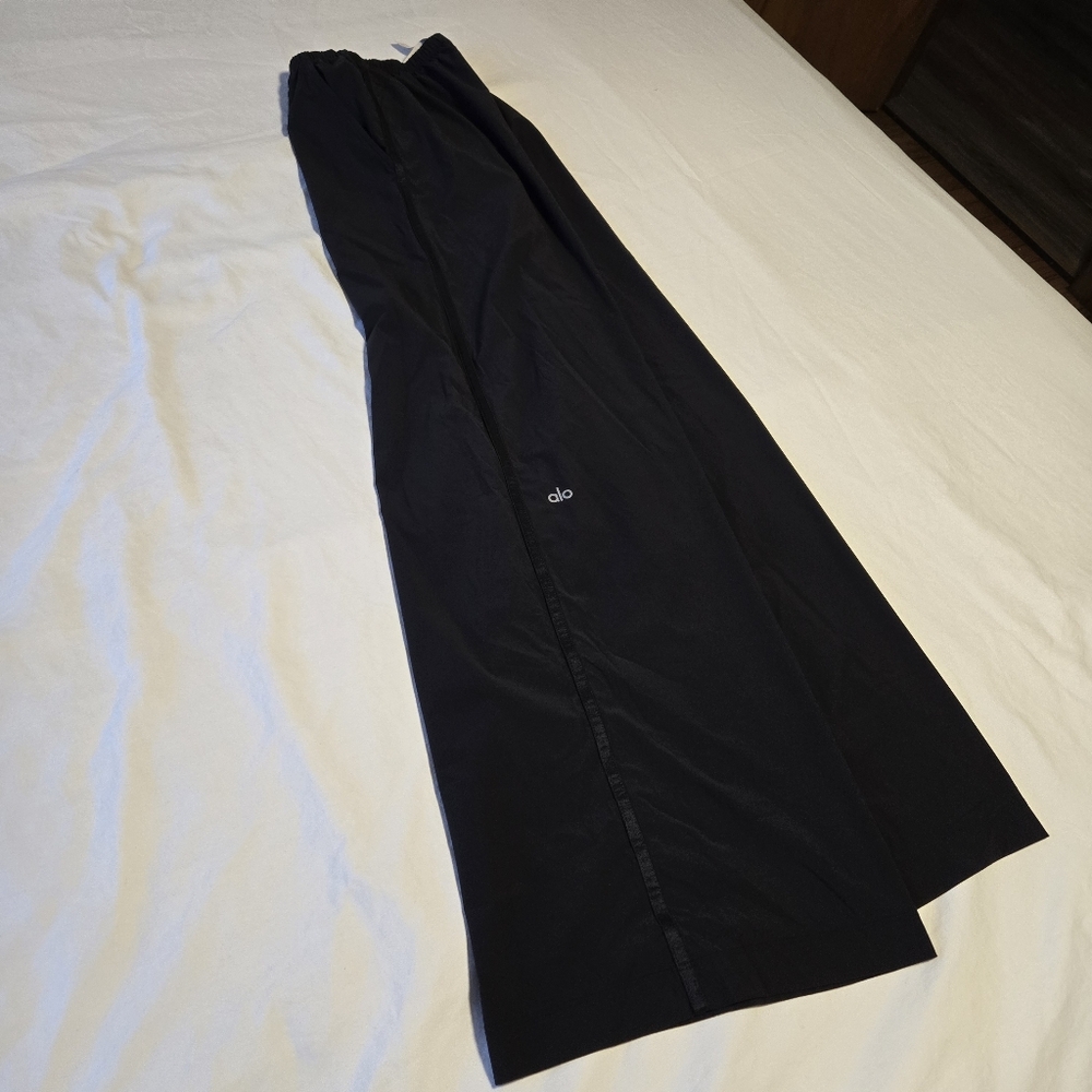 ALO Yoga Breezy Wide-Leg Pants (Long), Black, Size XXS - Picture 6 of 13